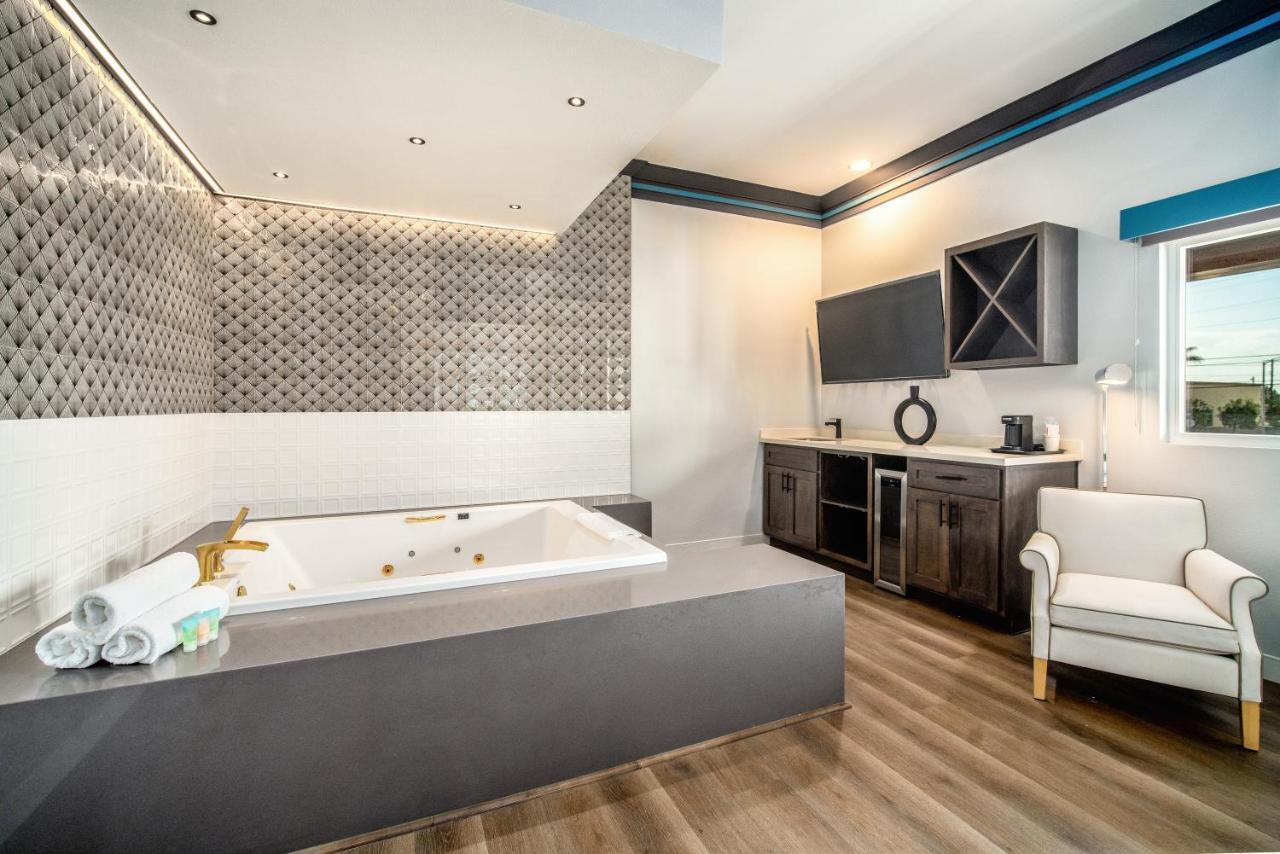 Aspire Inn Studios & Spas Белфлауър Екстериор снимка