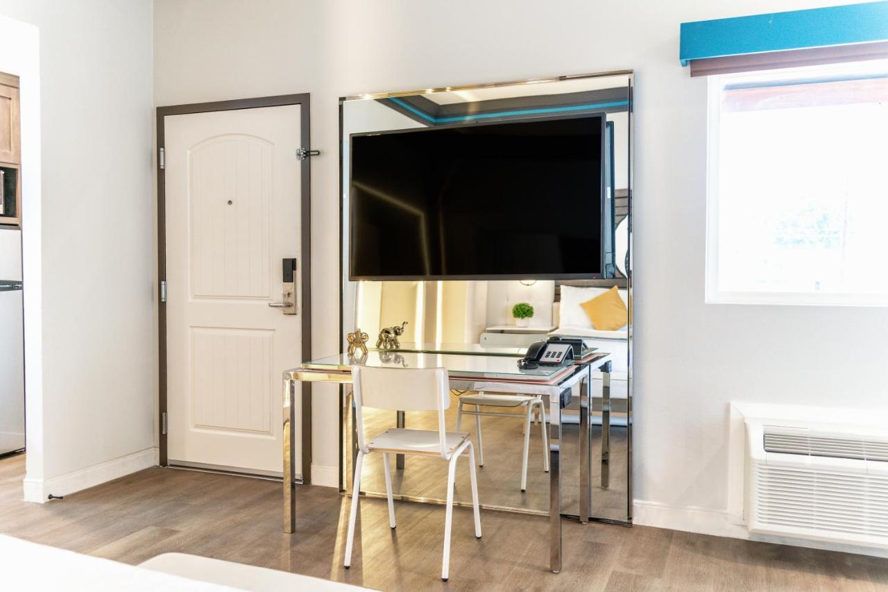 Aspire Inn Studios & Spas Белфлауър Екстериор снимка