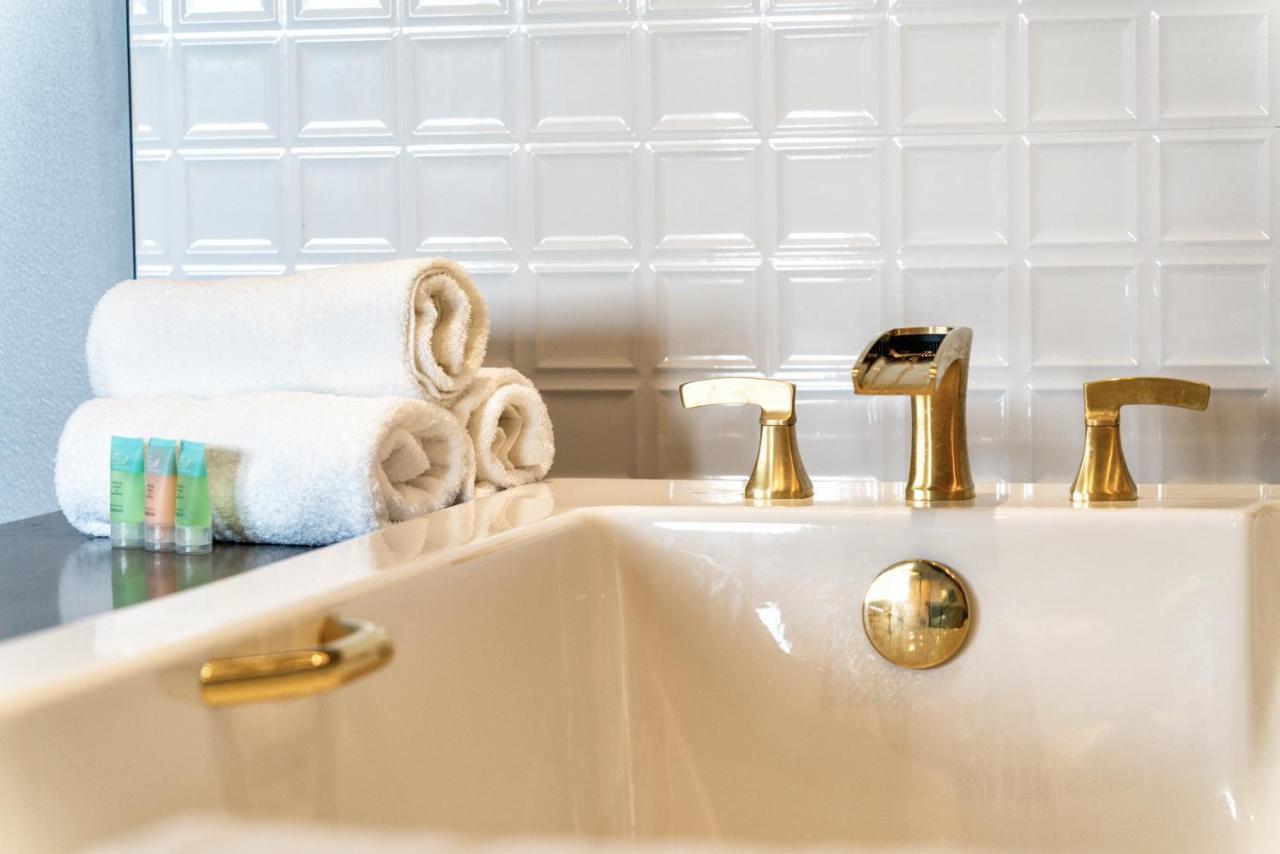 Aspire Inn Studios & Spas Белфлауър Екстериор снимка