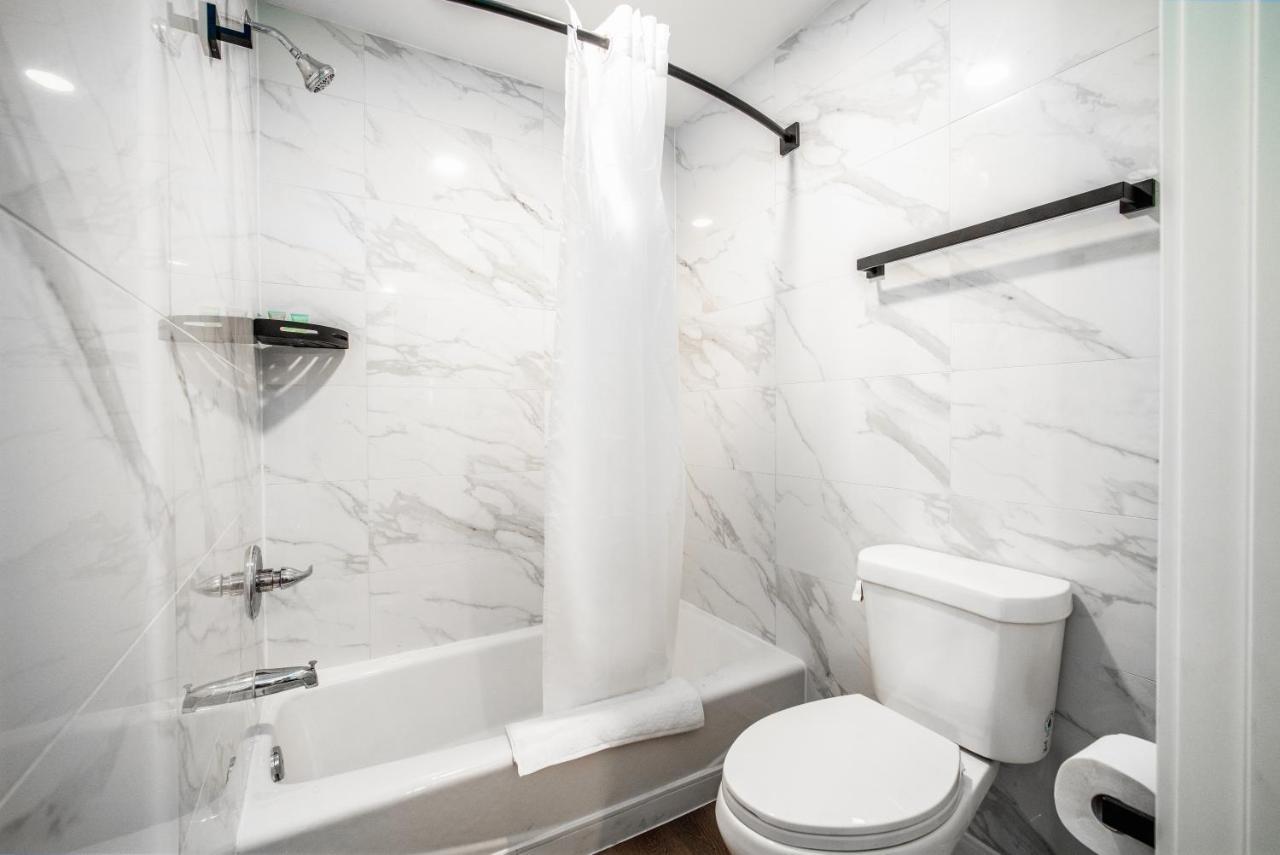 Aspire Inn Studios & Spas Белфлауър Екстериор снимка
