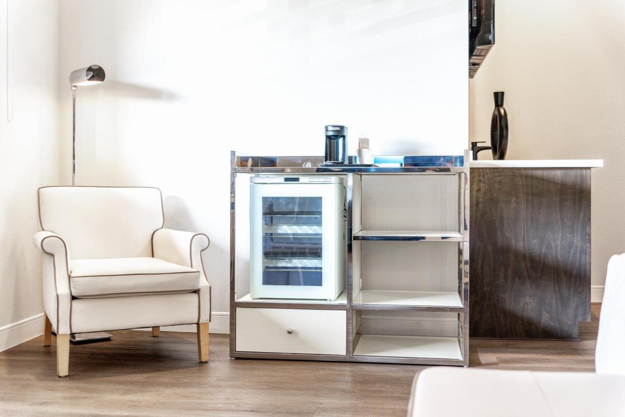 Aspire Inn Studios & Spas Белфлауър Екстериор снимка