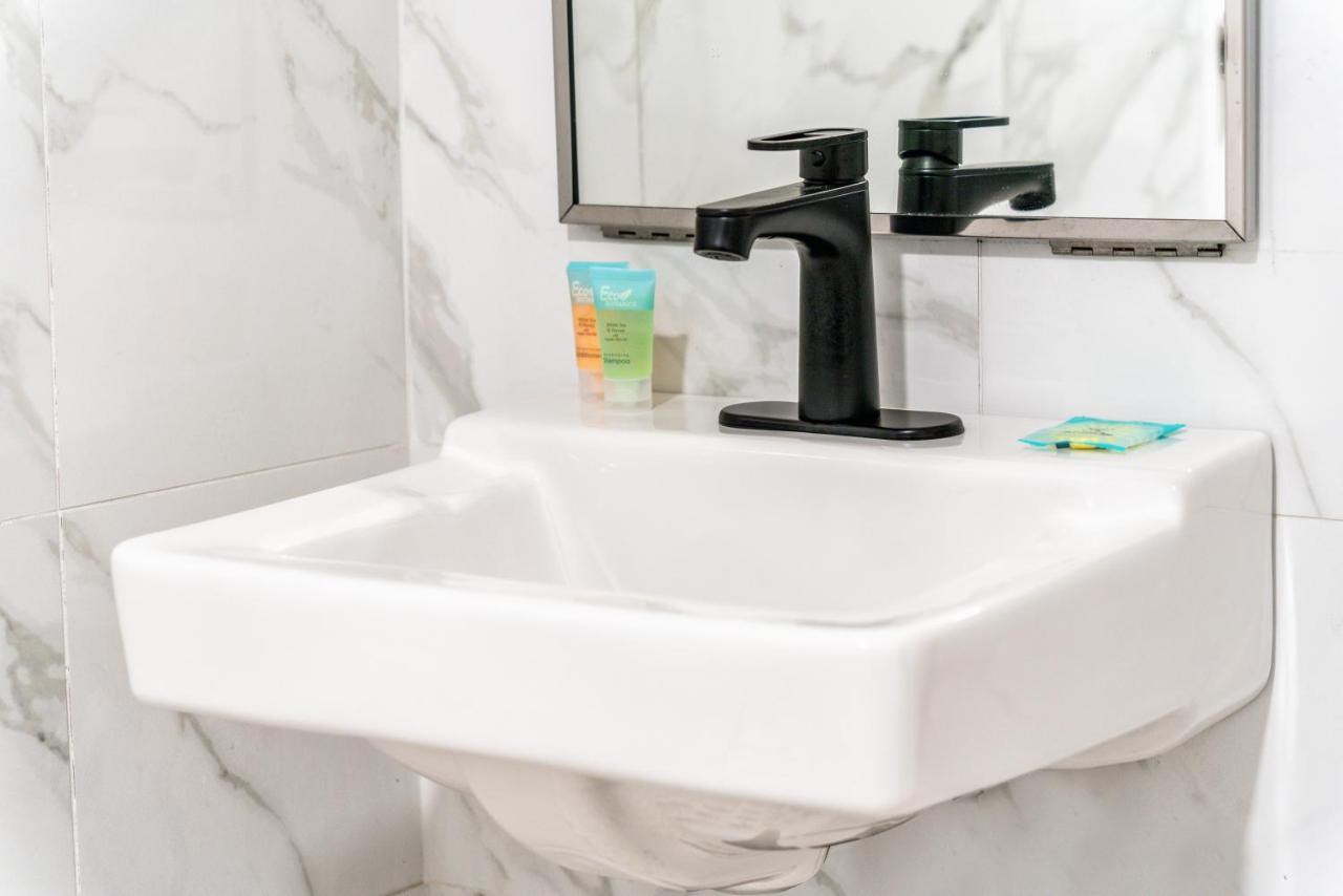Aspire Inn Studios & Spas Белфлауър Екстериор снимка