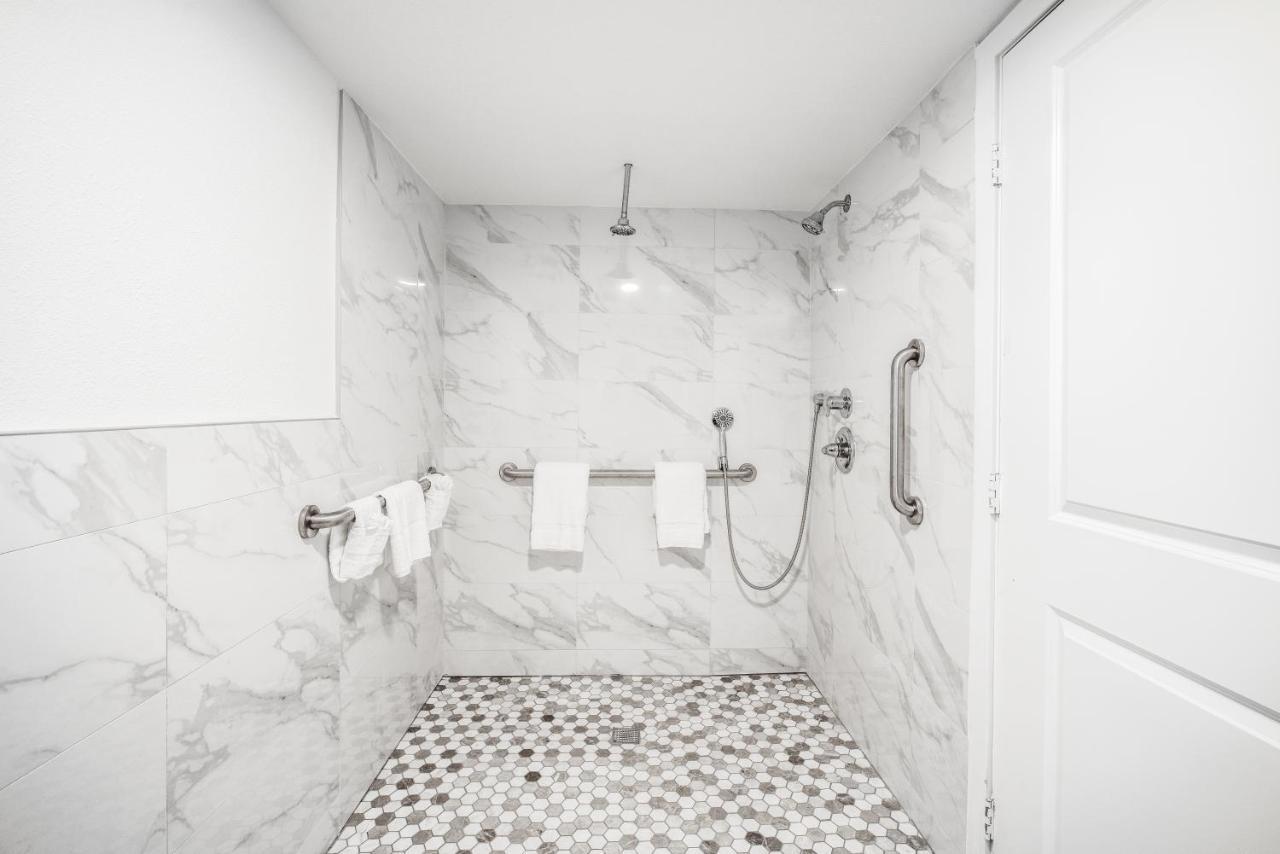 Aspire Inn Studios & Spas Белфлауър Екстериор снимка