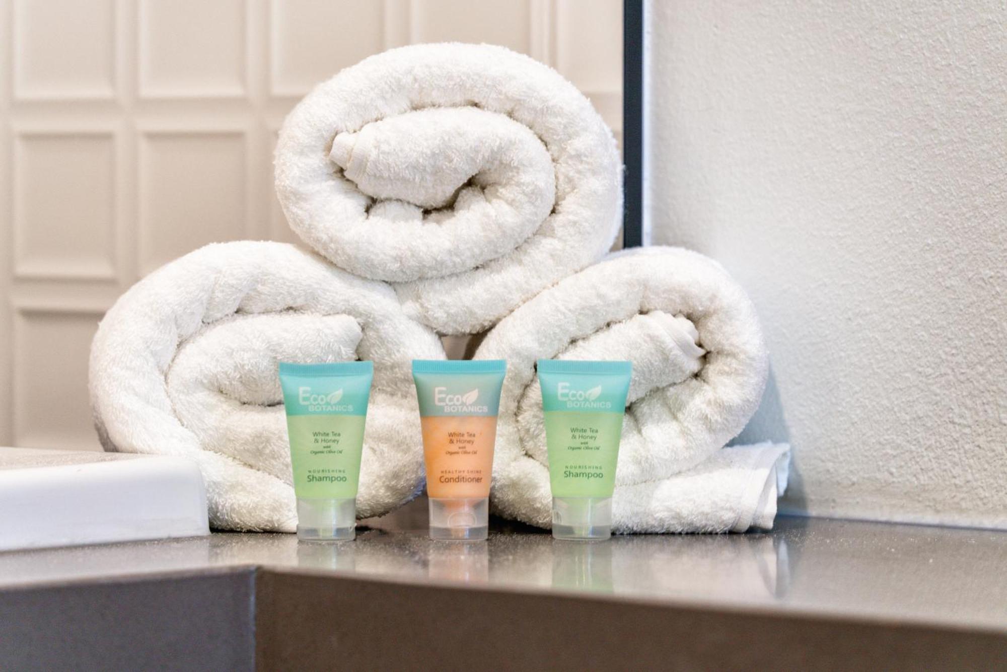 Aspire Inn Studios & Spas Белфлауър Екстериор снимка