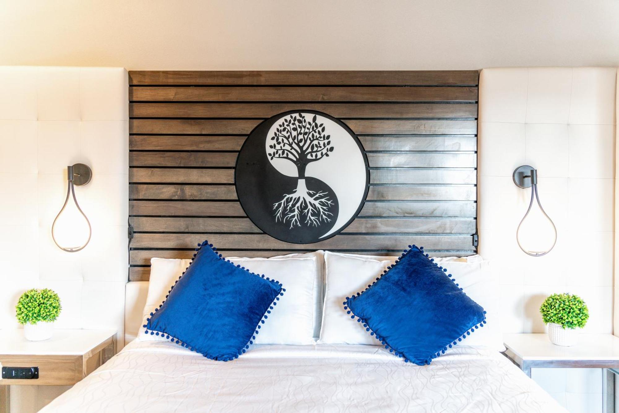 Aspire Inn Studios & Spas Белфлауър Екстериор снимка