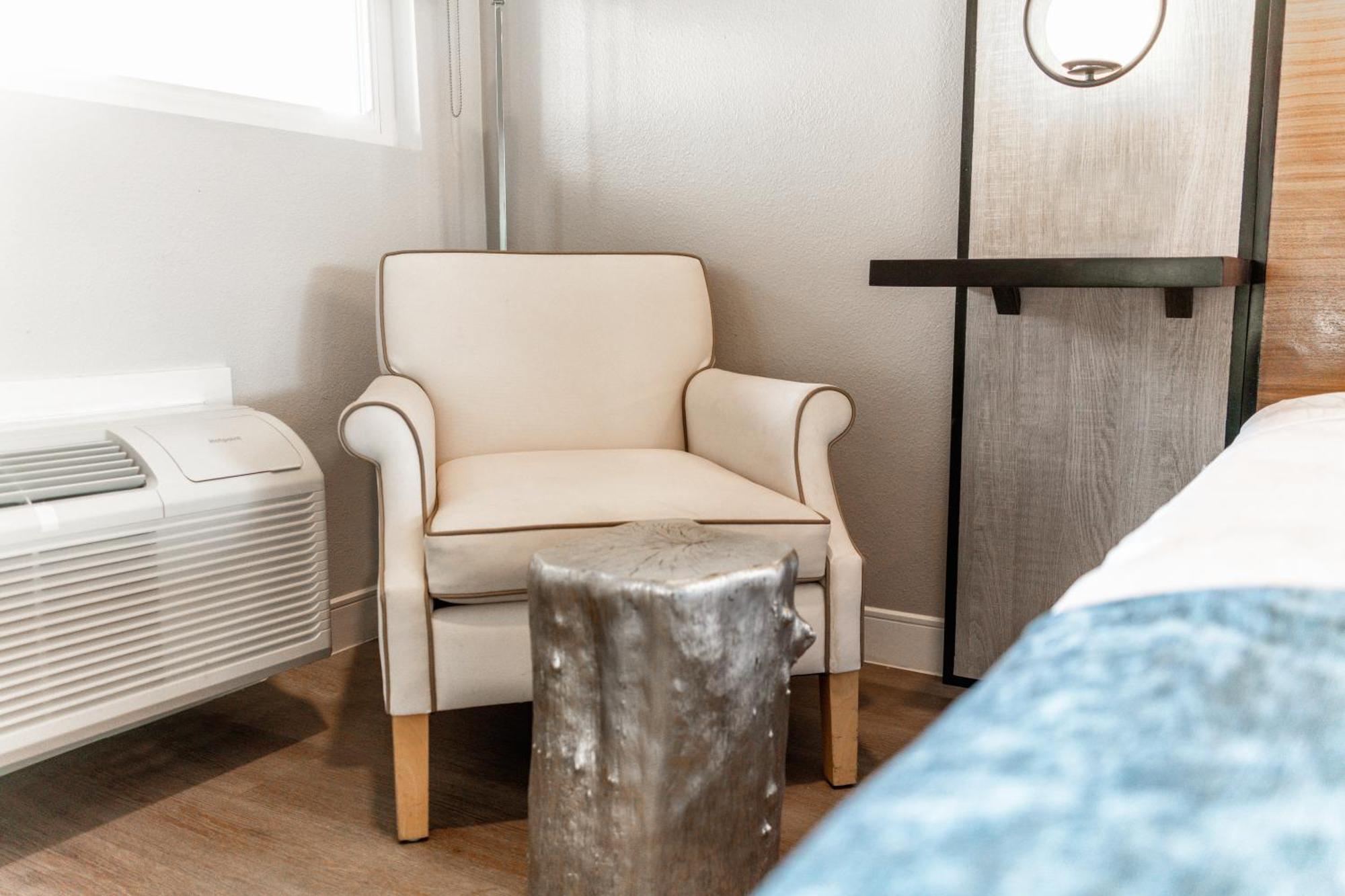 Aspire Inn Studios & Spas Белфлауър Екстериор снимка